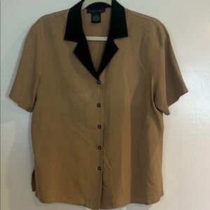 Seta studio silk short sleeve blouse sz L tan with black collar slits